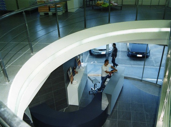 Controsoffitto curvo realizzato da Langella in uno spazio commerciale